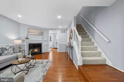 19 Dulany Ct, Sterling, VA 20165 photo 3