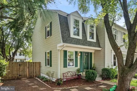 19 Dulany Ct, Sterling, VA 20165 photo 2