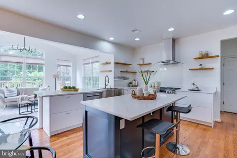 Kitchen - 25869 Spring Farm Cir, Chantilly, VA 20152 photo 3 of 5