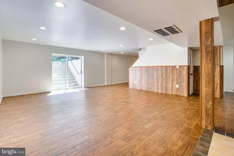 Living - 25869 Spring Farm Cir, Chantilly, VA 20152 photo 17 of 21