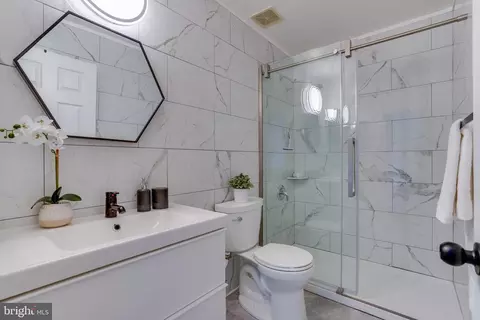 Bath - 25869 Spring Farm Cir, Chantilly, VA 20152 photo 5 of 6