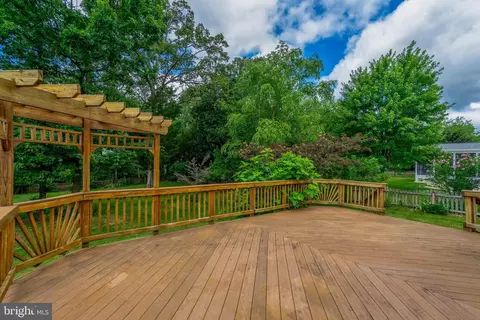 Exterior - 25869 Spring Farm Cir, Chantilly, VA 20152 photo 4 of 15