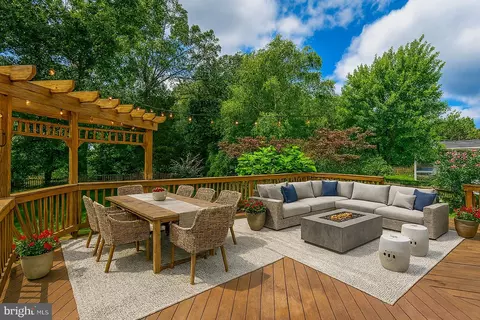 Exterior - 25869 Spring Farm Cir, Chantilly, VA 20152 photo 3 of 15