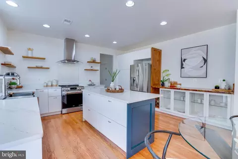 Kitchen - 25869 Spring Farm Cir, Chantilly, VA 20152 photo 2 of 5