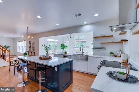 Kitchen - 25869 Spring Farm Cir, Chantilly, VA 20152 photo 1 of 5