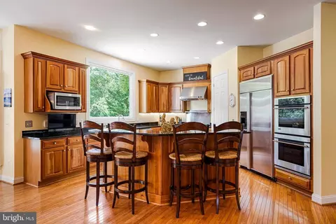 Kitchen - 18752 Upper Meadow Dr, Leesburg, VA 20176 photo 7 of 10