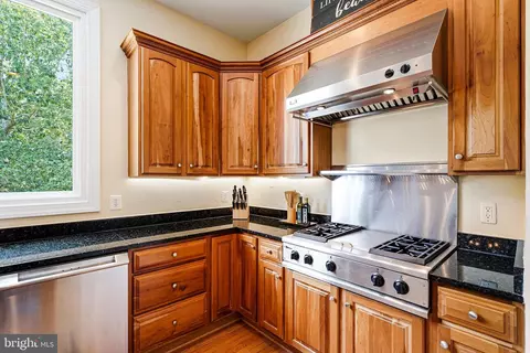 Kitchen - 18752 Upper Meadow Dr, Leesburg, VA 20176 photo 4 of 10