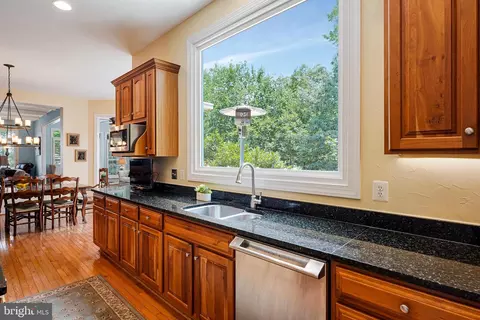 Kitchen - 18752 Upper Meadow Dr, Leesburg, VA 20176 photo 5 of 10