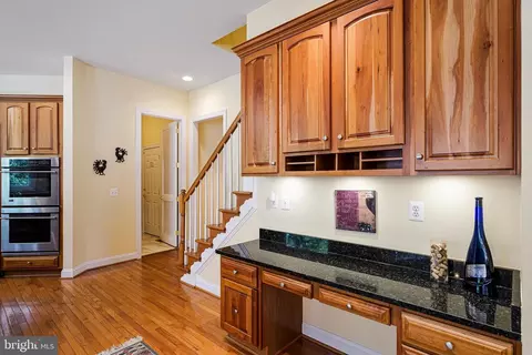 Kitchen - 18752 Upper Meadow Dr, Leesburg, VA 20176 photo 8 of 10