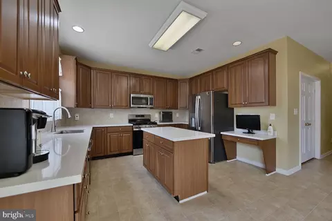 Kitchen - 25944 Donovan Dr, Chantilly, VA 20152 photo 2 of 2