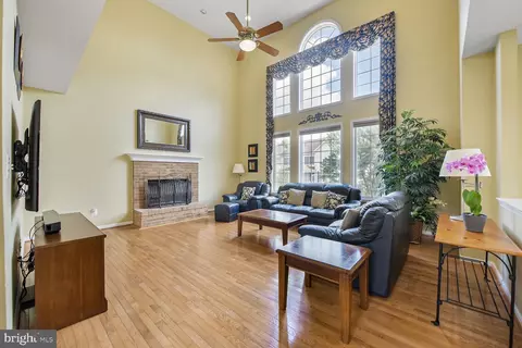 Living - 25944 Donovan Dr, Chantilly, VA 20152 photo 1 of 2