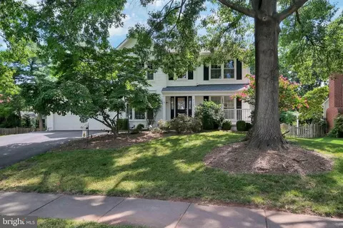 21308 Arrowhead Ct, Ashburn, VA 20147 photo 2