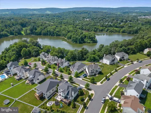 35946 Shrewsbury Ct, Round Hill, VA 20141