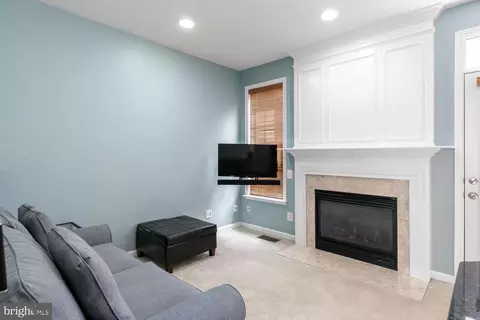 Living - 43797 Virginia Manor Ter, Ashburn, VA 20148 photo 3 of 4