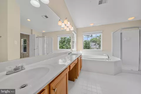 Bath - 43444 Quentin St, Chantilly, VA 20152 photo 2 of 3