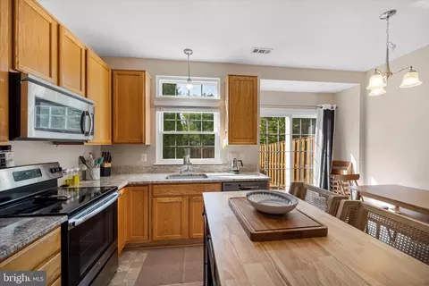 Kitchen - 44191 Litchfield Ter, Ashburn, VA 20147 photo 3 of 4