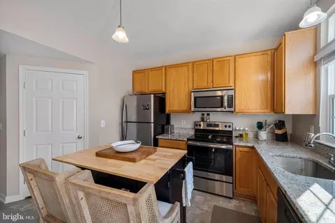Kitchen - 44191 Litchfield Ter, Ashburn, VA 20147 photo 2 of 4