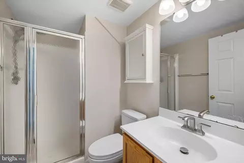 Bath - 44191 Litchfield Ter, Ashburn, VA 20147 photo 1 of 2