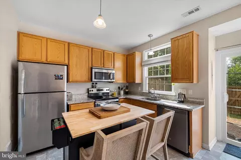 Kitchen - 44191 Litchfield Ter, Ashburn, VA 20147 photo 4 of 4