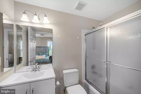 Bath - 44191 Litchfield Ter, Ashburn, VA 20147 photo 2 of 2