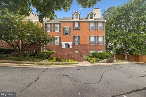 678 Gateway Dr SE #907, Leesburg, VA 20175
