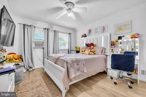 Bedroom - 1112 E Maple Ave, Sterling, VA 20164 photo 2 of 5
