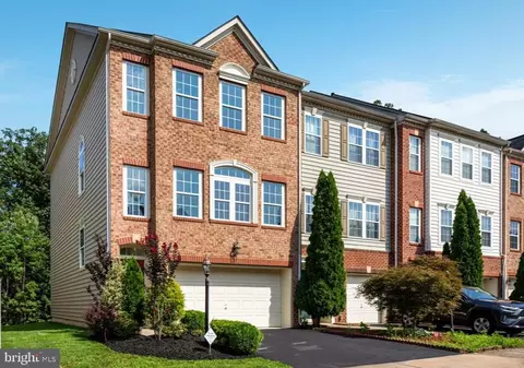Exterior - 25217 Beach Pl, Chantilly, VA 20152 photo 2 of 7
