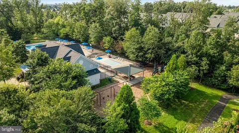 View/Area - 25217 Beach Pl, Chantilly, VA 20152 photo 9 of 13