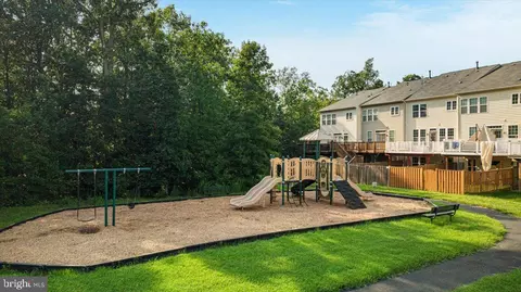 View/Area - 25217 Beach Pl, Chantilly, VA 20152 photo 10 of 13