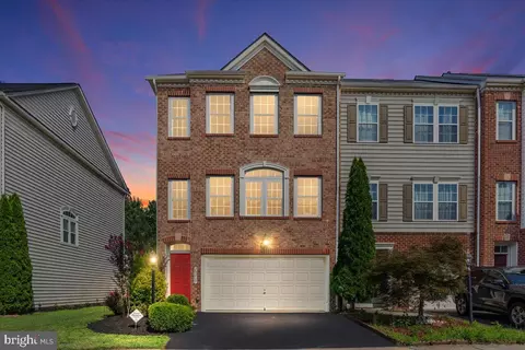 25217 Beach Pl, Chantilly, VA 20152