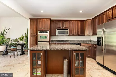 Kitchen - 25217 Beach Pl, Chantilly, VA 20152 photo 1 of 3