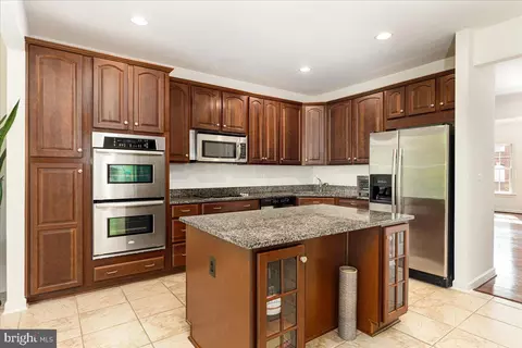 Kitchen - 25217 Beach Pl, Chantilly, VA 20152 photo 2 of 3