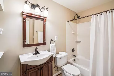 Bath - 26096 Flintonbridge Dr, Chantilly, VA 20152 photo 4 of 4
