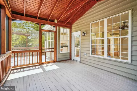 Exterior - 26096 Flintonbridge Dr, Chantilly, VA 20152 photo 10 of 16