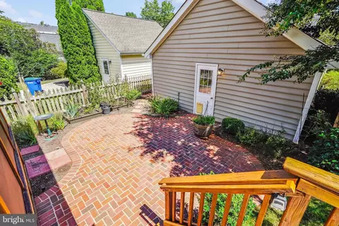 Exterior - 26096 Flintonbridge Dr, Chantilly, VA 20152 photo 7 of 16