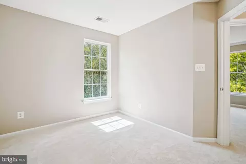 Bedroom - 26096 Flintonbridge Dr, Chantilly, VA 20152 photo 3 of 9