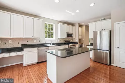Kitchen - 26096 Flintonbridge Dr, Chantilly, VA 20152 photo 3 of 5