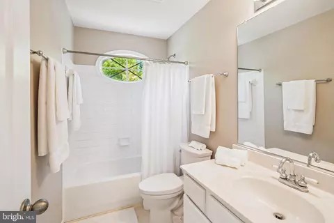 Bath - 26096 Flintonbridge Dr, Chantilly, VA 20152 photo 3 of 4