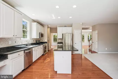 Kitchen - 26096 Flintonbridge Dr, Chantilly, VA 20152 photo 4 of 5