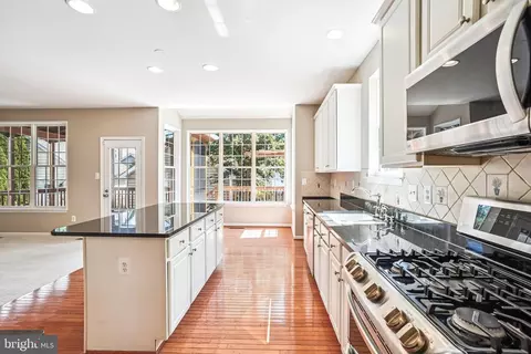 Kitchen - 26096 Flintonbridge Dr, Chantilly, VA 20152 photo 5 of 5