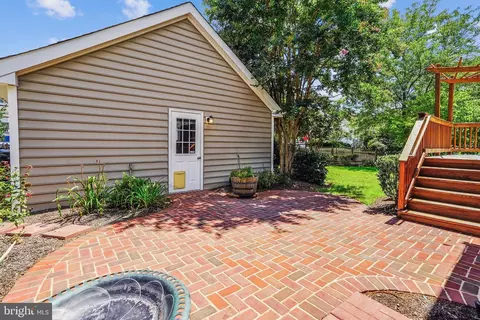 Exterior - 26096 Flintonbridge Dr, Chantilly, VA 20152 photo 8 of 16