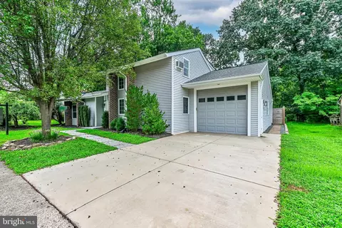 132 E Meadowland Ln, Sterling, VA 20164