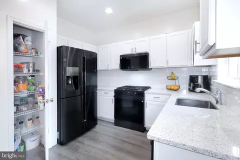 Kitchen - 42727 Explorer Dr, Ashburn, VA 20148 photo 2 of 2