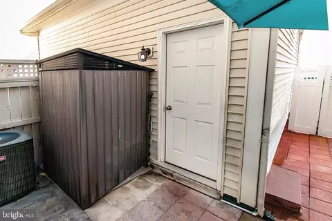 Exterior - 42727 Explorer Dr, Ashburn, VA 20148 photo 4 of 5