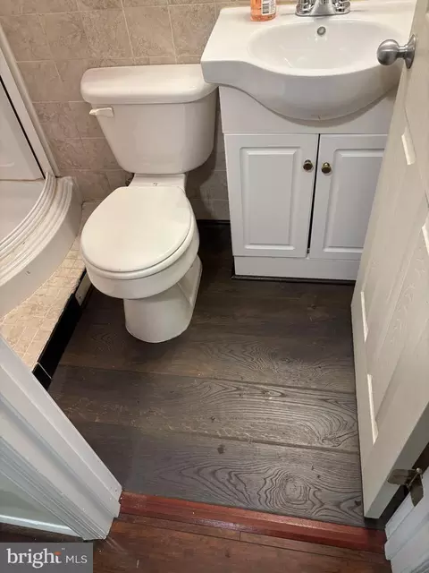 Bath - 104 Silverleaf Ct, Sterling, VA 20164 photo 6 of 6