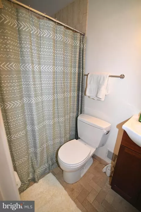 Bath - 104 Silverleaf Ct, Sterling, VA 20164 photo 5 of 6