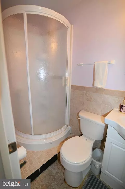 Bath - 104 Silverleaf Ct, Sterling, VA 20164 photo 2 of 6