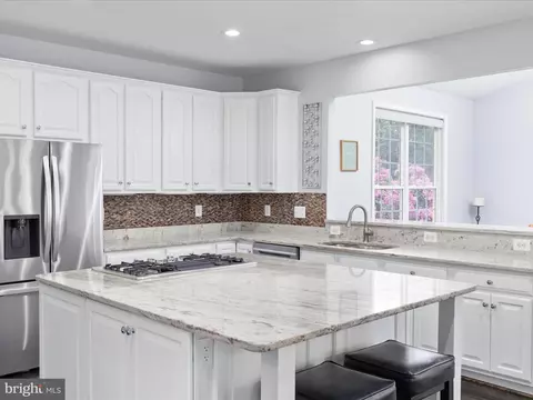 Kitchen - 21424 Glebe Vw, Broadlands, VA 20148 photo 6 of 7