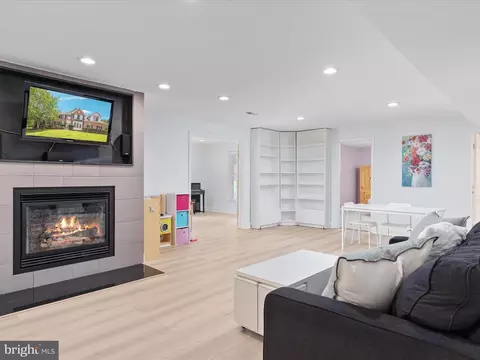 Living - 21424 Glebe Vw, Broadlands, VA 20148 photo 6 of 8