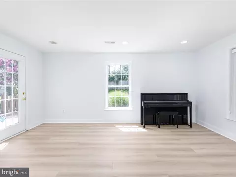 Living - 21424 Glebe Vw, Broadlands, VA 20148 photo 8 of 8
